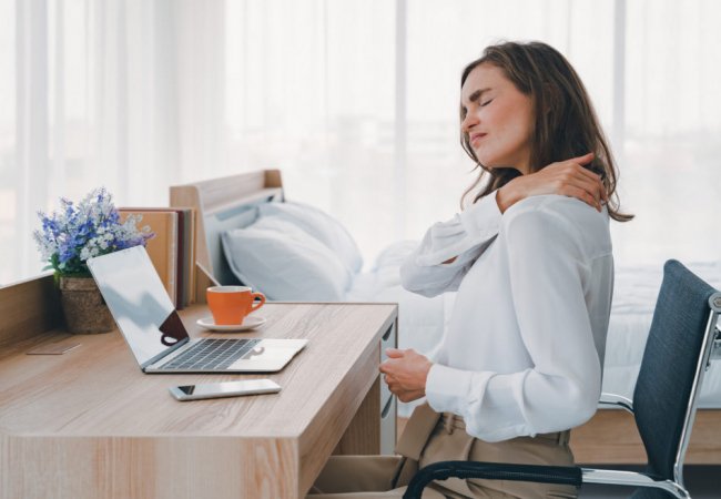 Cách Giữ Cổ Thoải Mái Khi Làm Việc Trước Máy Tính Xách Tay